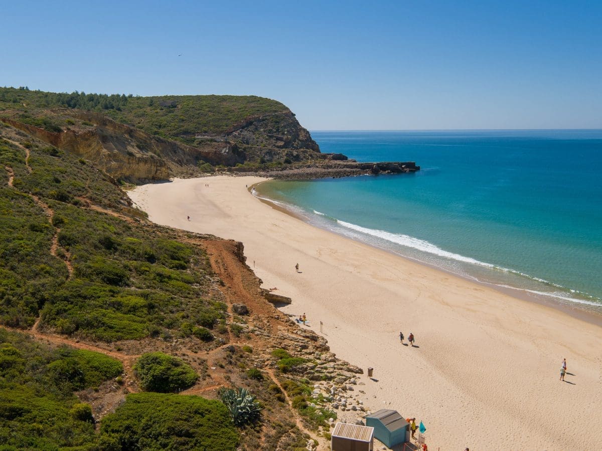 pic of an algarve beach 